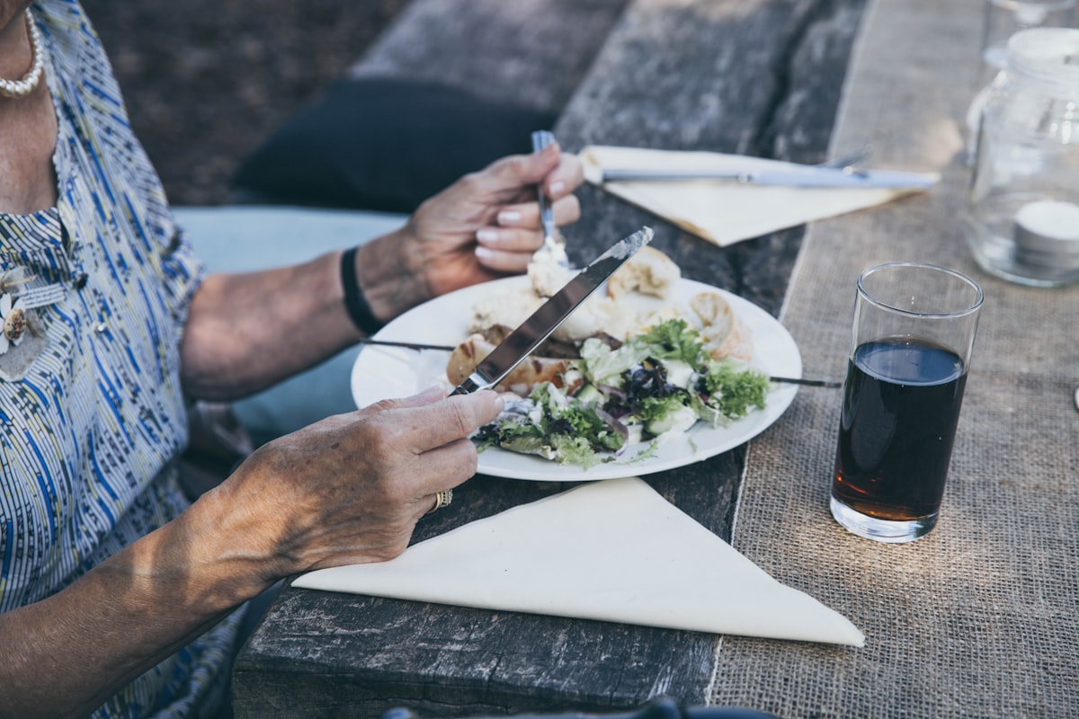 Niño comiendo alimentos saludables ricos en nutrientes